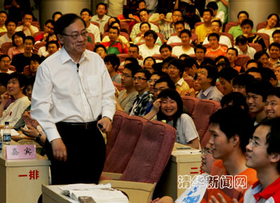 http://news.tsinghua.edu.cn/pic/2010/02/05/姚期智给学生们讲课.jpg