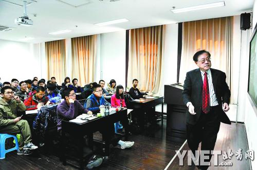 　■姚期智教授为大一本科生上了一堂“计算机应用数学”课 　　■摄