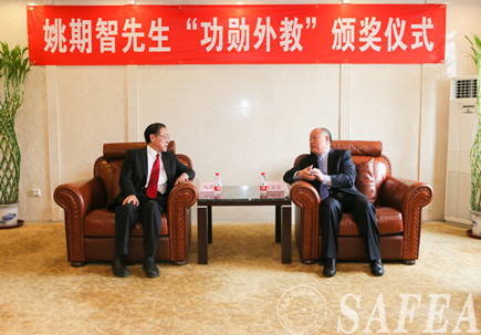 SAFEA gives 'Foreign Teacher' award to Andrew Chi-Chih Yao